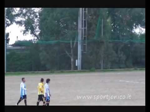 I soccorsi  a Giovanni Briguglio colpito da un avversario nella gara Alì Terme - Trinacria Messina.