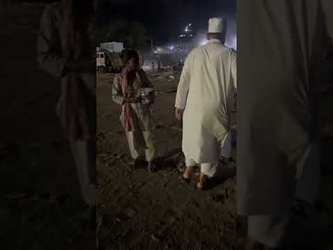 Mufti Sufi Kaleem Hanfi Razvi Sahab Bandra ke Musalmao'n ki Maali Madad Karte huye