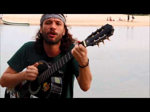 Tiago Mocotó cantando "Estradeiro" na Guarda do Embaú