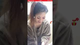 ライブ配信　洗い物に夢中でチラチラ　胸チラ　谷間