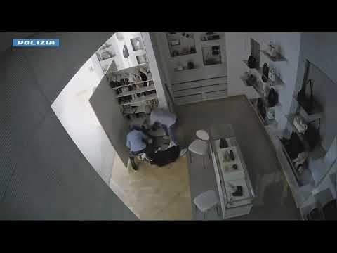 Il furto nella boutique ripreso dalle videocamere di sicurezza
