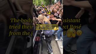 Download lagu Bodyguards and assistants tried to help Rosé escape the crowd #shorts #blackpink #rosé mp3