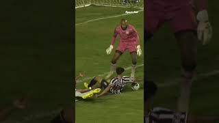 Acidente feio de trânsito... O zagueirão ATROPELOU o atacante do Anápolis 😂⚽️ #NoCentroDoJogo