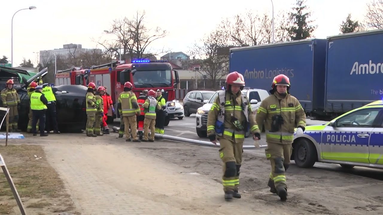 Porsche uderzyło w przystanek autobusowy