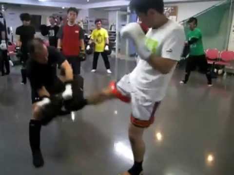 吉沢陸キックボクシングミット練習コンビネーション