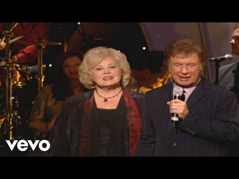 Bill & Gloria Gaither - Something Beautiful [Live] ft. Gaither Vocal Band