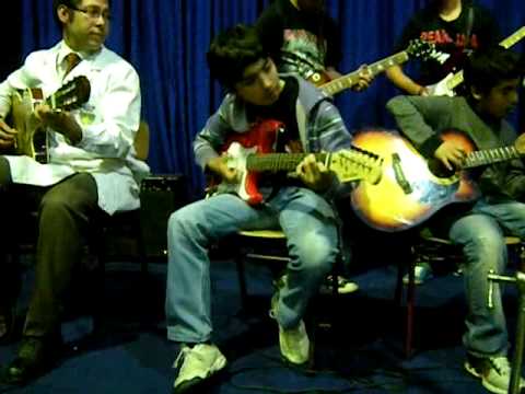 Daniel Araya Gutierrez Tocando la Guitarra