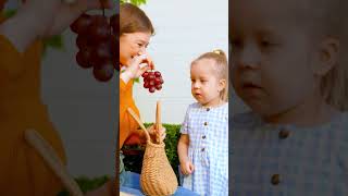 HOW TO GIVE HEALTHY FOOD TO KIDS 🍇🆚🍫 || #SHORTS
