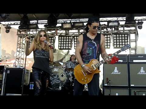 Slash w Fergie - Barracuda - Sound Check - HD