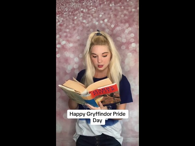 Vídeo relacionado con Funidelia Disfraz Oficial Harry Potter - Gryffindor para hombre y mujer, Incluye: Capa con capucha con parche impreso, Talla S - Traje para adultos para fiestas, Carnaval y Halloween