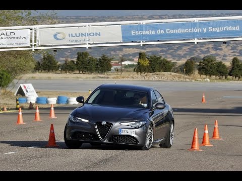 Alfa Romeo Giulia 2016 – Maniobra de esquiva (moose test) y eslalon | km77.com