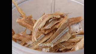 Download the video "Anchovies Powder using Air Fryer空气炸锅做的江鱼仔粉[MummyKim]"