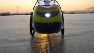 preview picture of video 'ING F1 Alleweder (human powered vehicle) playing on ice'