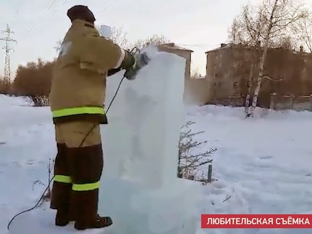 Пожарные лепят снежные скульптуры
