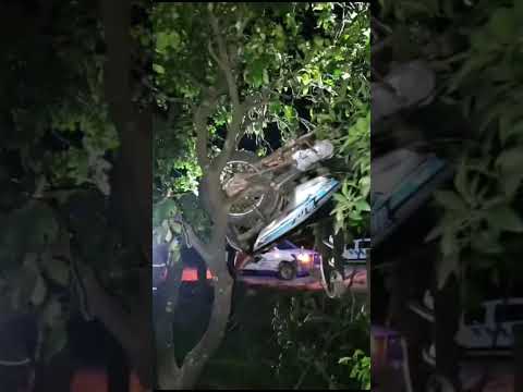 :[[ Pirané.Formosa ] increíble accidente de tránsito  Una motocicleta terminó incrustada en un árbol