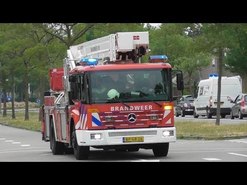 Prio 1 TS 21-3131 en HW 21-3151 met spoed naar woning brand in Oss