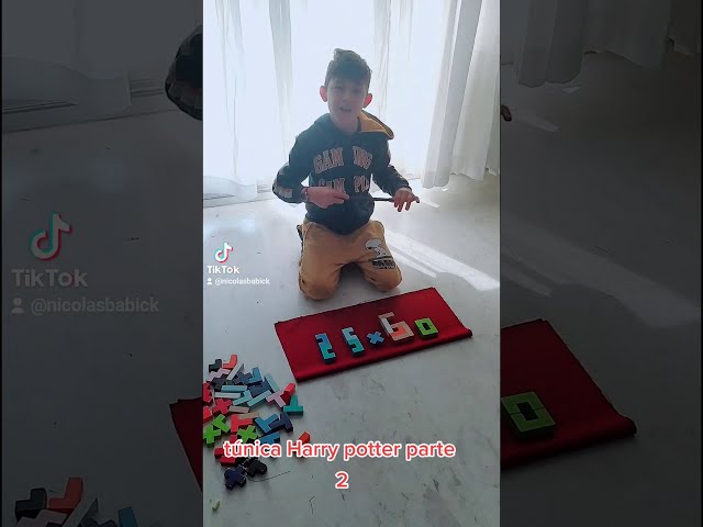 Vídeo relacionado con Túnica oficial de lujo Rubies de Harry Potter Gryffindor para niños: capa con capucha, escudo y forro de satén para Halloween. Carnaval