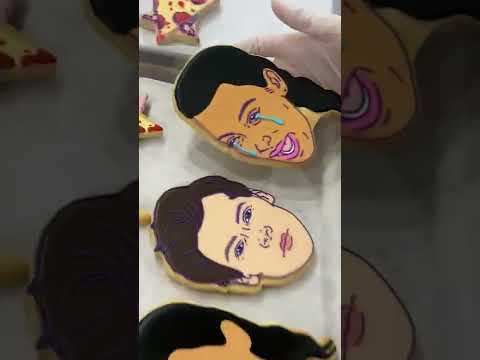 ポップカルチャーをテーマにしたシュガークッキー。#ショートパンツ #foodinsider #funnyfacebakery #cookies #bakery (Pop-culture-themed sugar cookies. #shorts #foodinsider #funnyfacebakery #cookies #bakery)