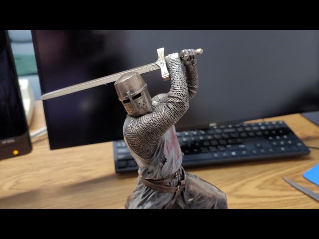 Vídeo relacionado con Veronese Design Espada y escudo de caballeros templarios de 7 7/8 pulgadas, escultura con acabado de bronce de resina fundida en frío
