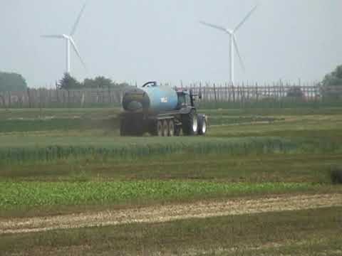 Druelle: Drijfmest spreiden.