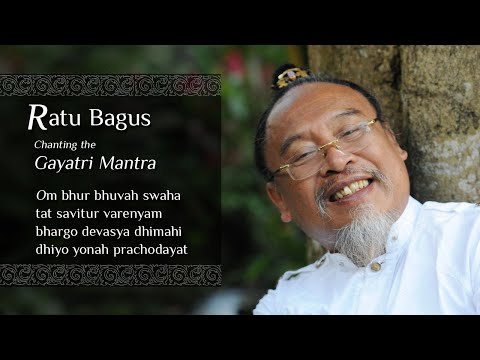 Ratu Bagus Chanting The Gayatri Mantra