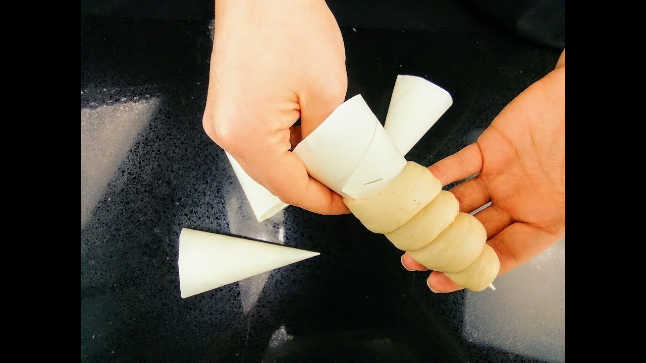 Накручиваем тесто на бумажные формы и готовим булочки-трубочки с кремом