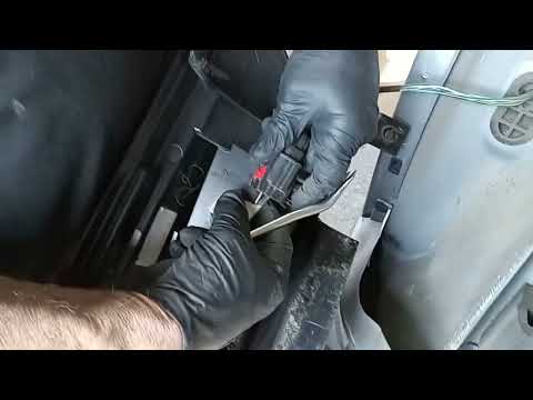 How to Remove a Chrysler Town and Country Tail Light to Change a bulb