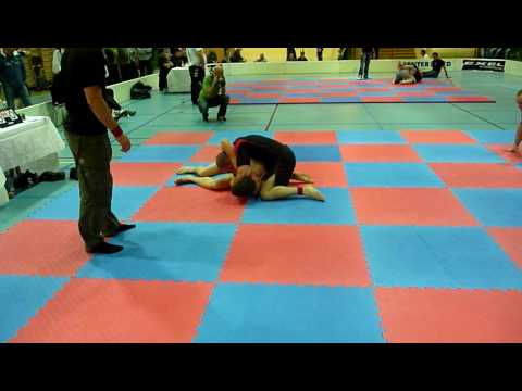 adrian from frontline muay thai @ ghettofights 09.MOV