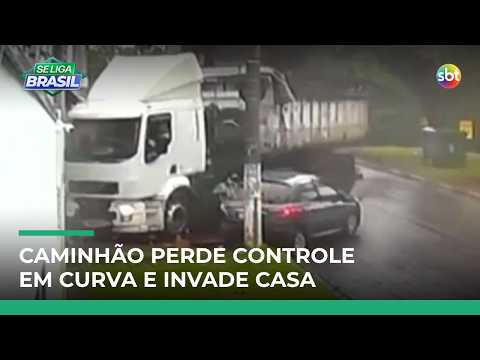 Carreta perde o controle em curva, bate em carros e invade casa em Paulínia (SP) | #SeLigaBrasil