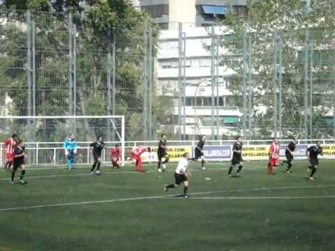 La réplica del At. Velilla con un lanzamiento de esquina directo que se estrelló en el poste.