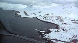 preview picture of video 'Wideroe Dash 8 cockpit view landing Honningsvåg'