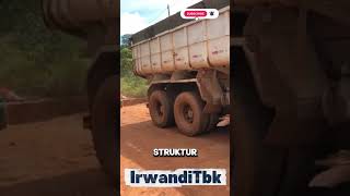 Download lagu Truk Ini Tak Sadar Jembatan yang Dilaluinya Akan Runtuh! 😱 mp3