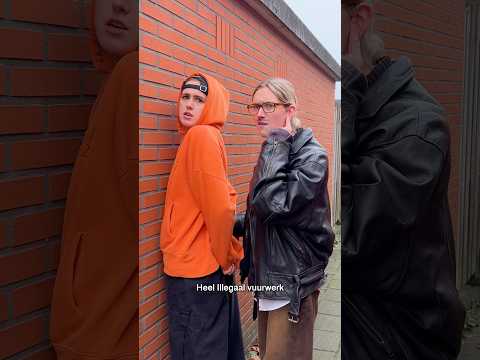 Politie betrapt hem op heterdaad!😯
