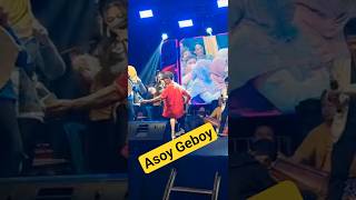 Download lagu Asoy Geboy is shaking and screaming. mp3