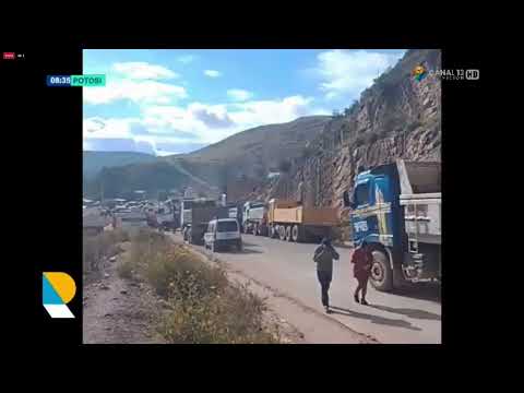 MÁS DE 300 COMUNARIOS BLOQUEAN LA CARRETERA POTOSÍ–SUCRE EXIGIENDO ASFALTADO DE TRAMO VIAL