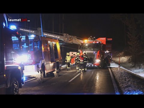 Langwierige LKW-Bergung: Schwerfahrzeug bei Verkehrsunfall in Waldburg von der Straße abgekommen