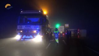 preview picture of video 'LKW-Hänger kippt nach Vollbremsung an Ampel in Acker - 24.03.2015'