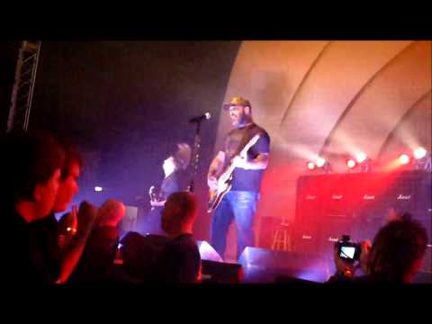 Aaron Lewis gets hit with a beer can, then goes off.