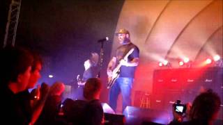 Aaron Lewis gets hit with a beer can, then goes off.