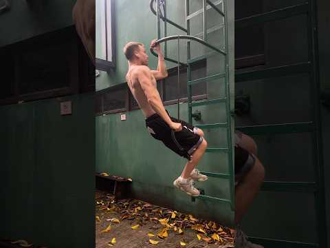 I train pull-ups on one arm💪🏼