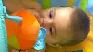 Jugando con el bal&oacute;n en la manta