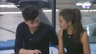 Ana no sabe cómo pronunciar &quot;our&quot;, Roi le dice que escriba &quot;aua&quot; y ella escribe &quot;agua&quot;