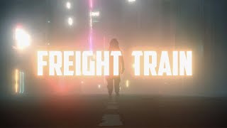 Kadr z teledysku Freight Train tekst piosenki Smash Into Pieces