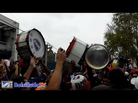 "Sos cagon peñarol!" Barra: La Banda del Parque • Club: Nacional