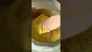 【開心果蛋糕】今次同大家整樣非常容易,係屋企一定整到既蛋糕 - 開心果蛋糕 Torta al Pistacchio!食譜材料簡單,而且果仁風味爆發,蛋糕裡面濕潤香軟,正呀~