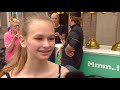 Omroep Brabant deelt ijsjes uit bij de bibliotheek in Veghel.