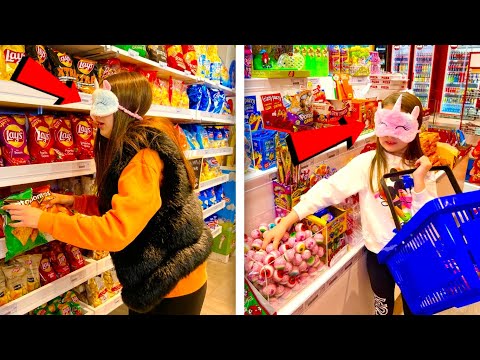 TI COMPRO TUTTO QUELLO che TOCCHI da BENDATA e poi lo DEVI MANGIARE 😱 •Challenge•