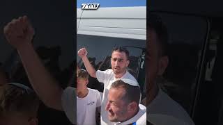 שורד השבי אבינתן אור חזר ליישוב שילה אחרי שנתיים בעזה: "אף אחד לא יכול עלינו כשאנחנו ביחד" (חדשות ערוץ 7) - התמונה מוצגת ישירות מתוך אתר האינטרנט יוטיוב. זכויות היוצרים בתמונה שייכות ליוצרה. קישור קרדיט למקור התוכן נמצא בתוך דף הסרטון שורד השבי אבינתן אור חזר ליישוב שילה אחרי שנתיים בעזה: "אף אחד לא יכול עלינו כשאנחנו ביחד" (חדשות ערוץ 7) - התמונה מוצגת ישירות מתוך אתר האינטרנט יוטיוב. זכויות היוצרים בתמונה שייכות ליוצרה. קישור קרדיט למקור התוכן נמצא בתוך דף הסרטון