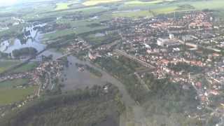 preview picture of video 'Flug über Bad Dürrenberg 10.06.2013 beim Hochwasser 2013 (Borlachturm) HD'