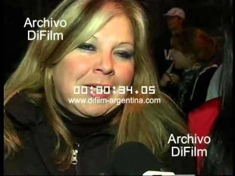 DiFilm - Fans en la casa de Sandro por cumpleaños (2009)